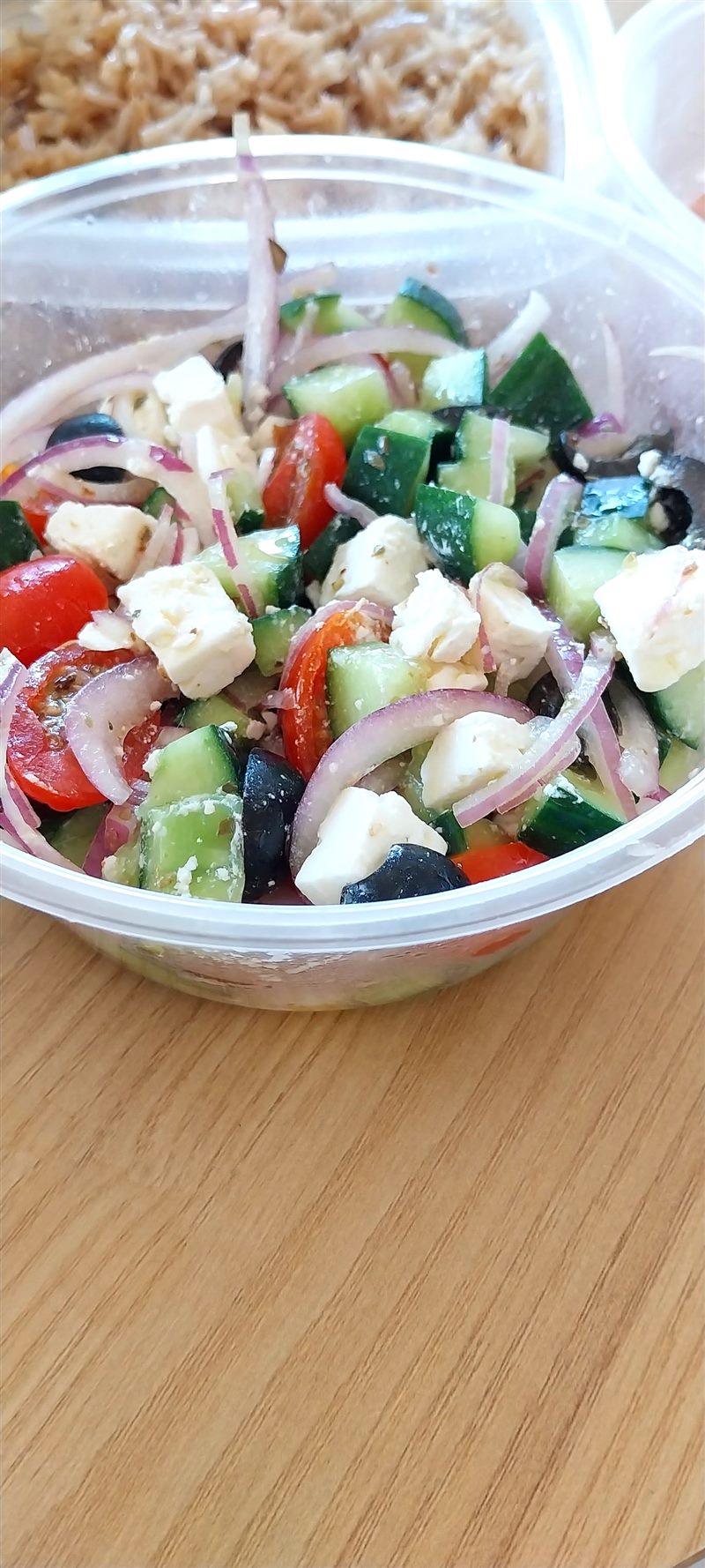 Salade grecque maison au concombre, feta et olives